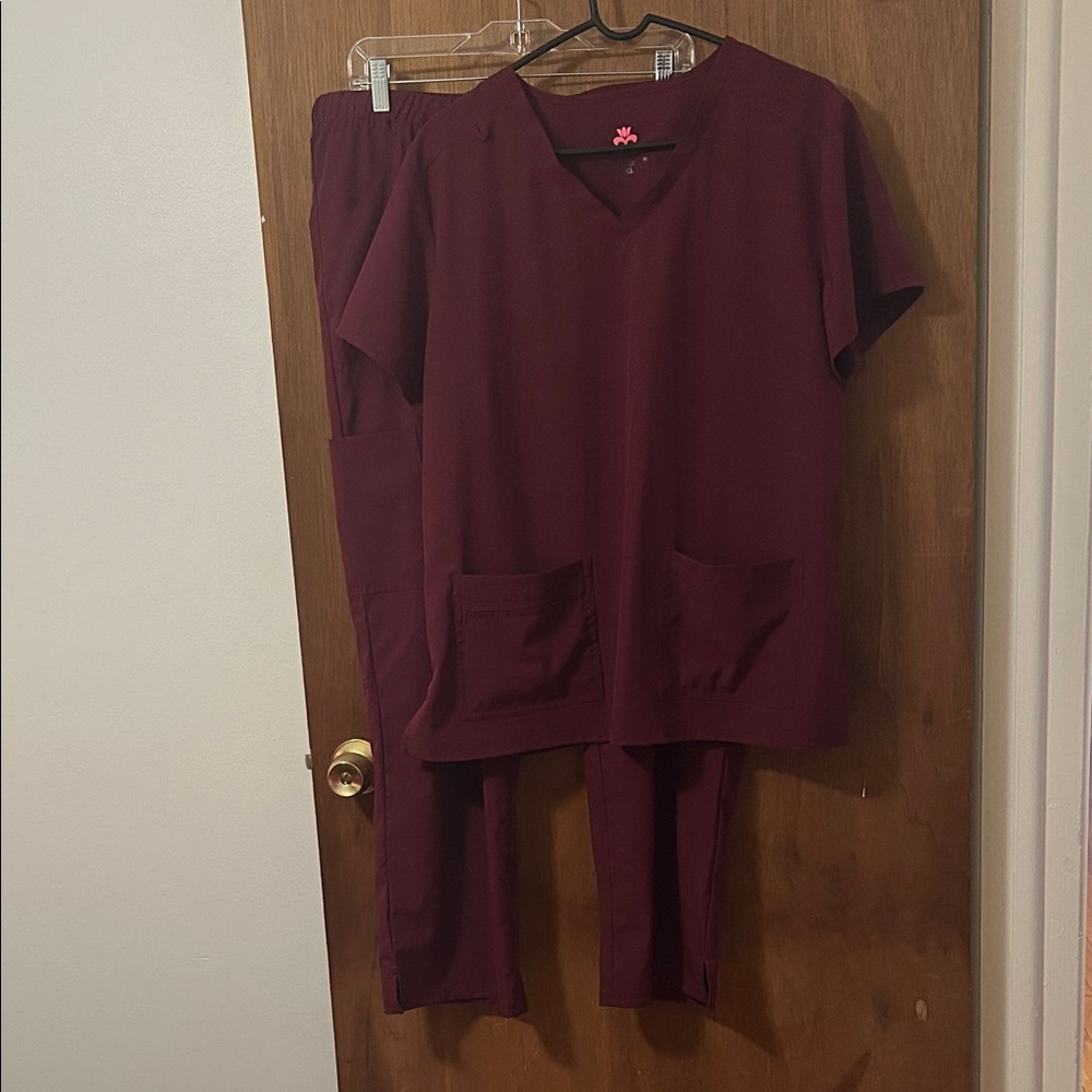 Natural Uniforms Women’s cool stretch v-neck top and cargo pant set NWOT